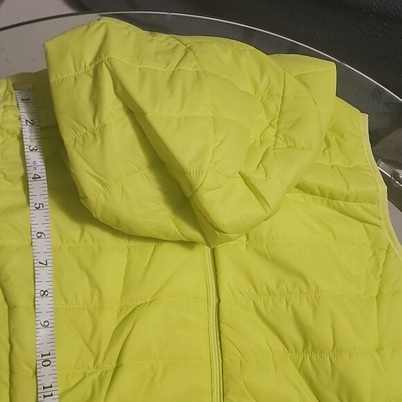 NWT Lime Yellow Light Packable Puffer Vest - Picture 9 of 9